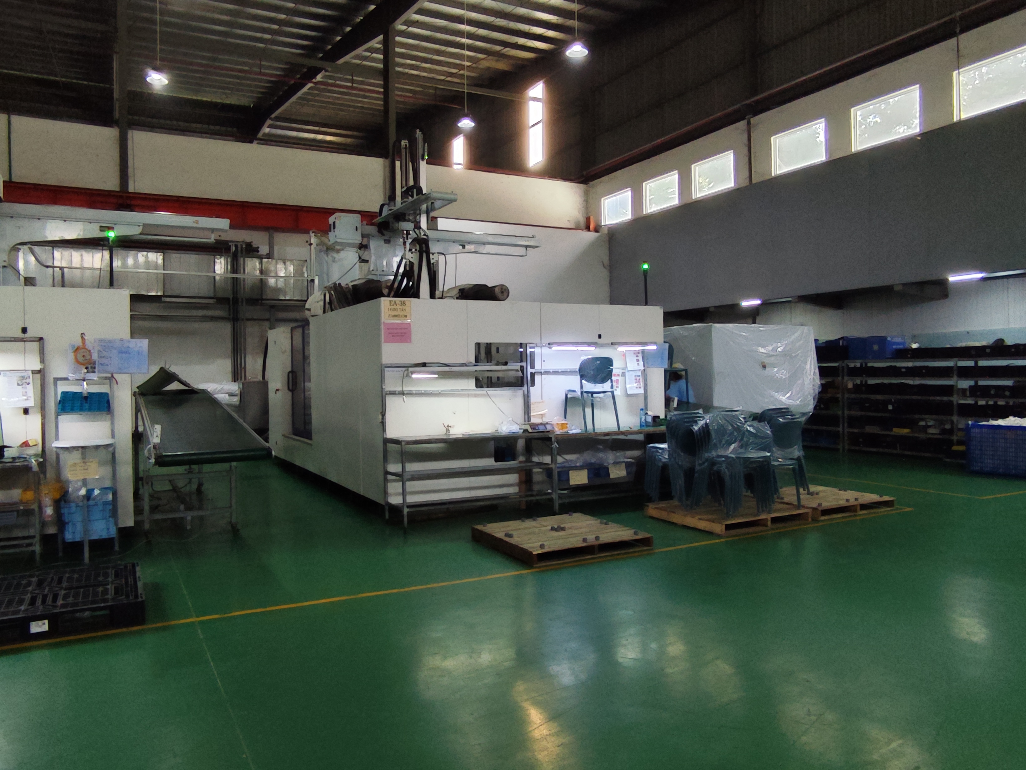 plastic injection machine.jpg